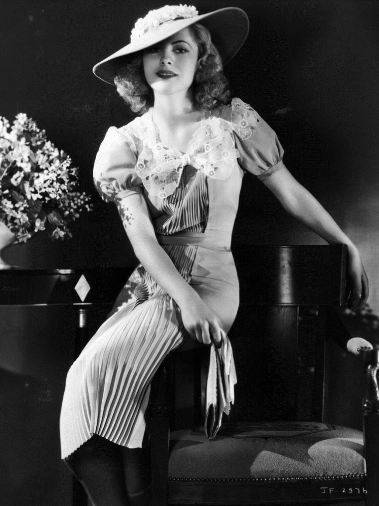 Joan Fontaine had a longime rivalry with fellow Oscar-winning actress, her sister, Olivia De Havilland.