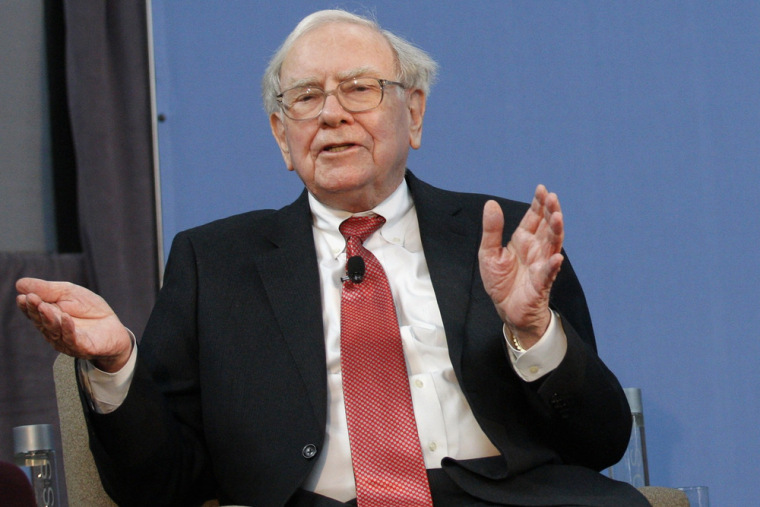 In the time it took billionaire businessman Warren Buffett to make this gesture, he probably made $500.