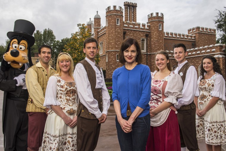 Image: Elizabeth McGovern of \"Downton Abbey\" poses with Goofy and Disney employees.