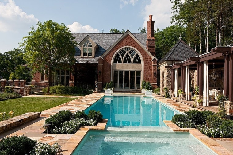 This $5.89 million Tennessee estate features 7 bedrooms, 6.5 bathrooms, a pool and a custom-designed wine cellar.
