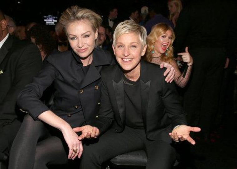Kelly Clarkson photobombed this adorable shot of Portia de Rossi and Ellen DeGeneres.