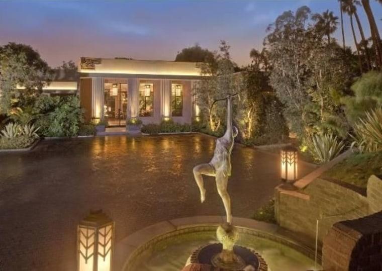 Jeremy Renner, who flips houses with his business partner, has just completed his latest project: a 10,000-square-foot Beverly Glen estate now on the ...