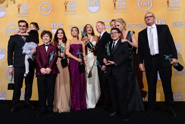 The cast of Modern Family poses with the Screen Actors Guild Award for Oustanding Performance by an Ensemble in a Comedy Series.