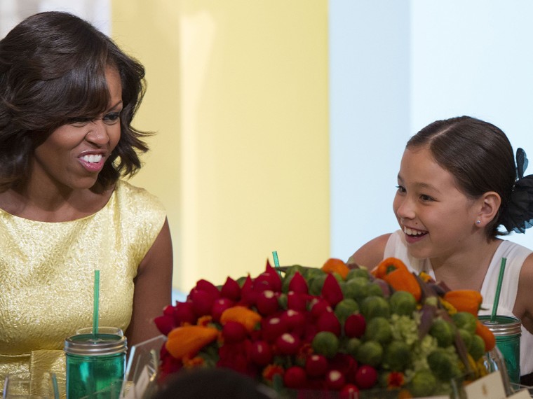 US First Lady Michelle Obama (L) talks with Washignton State Winner Amber Kelley during the Children's State Dinner for winners of the \"Healthy Luncht...