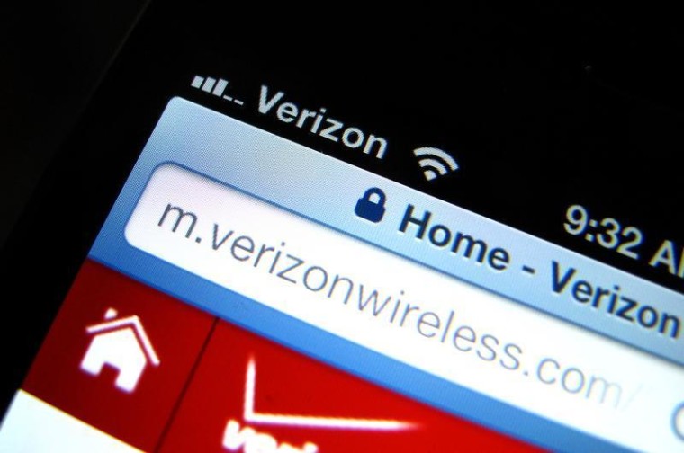 A photo illustration shows the Verizon wireless carrier icon on a mobile phone screen in Encinitas, California June 6, 2013. REUTERS/Mike Blake