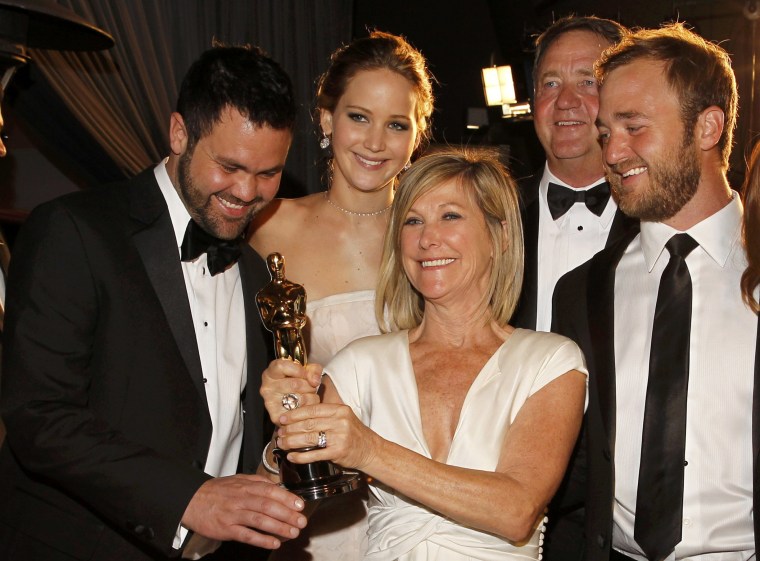 Jennifer Lawrence with her brother Ben (l.), her mother Karen, her father Gary (second to r.) and her brother Blaine after the 2013 Oscars.