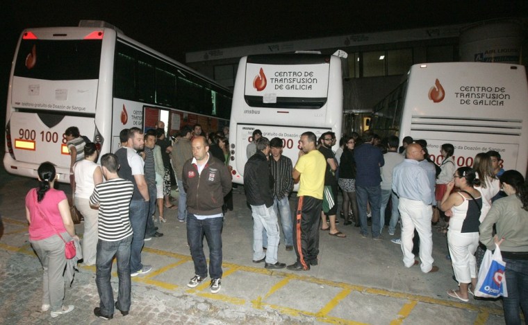 A group of volunteers waiting to give blood to help those injured in the train accident close to Santiago de Compostela, Galicia, Wednesday.