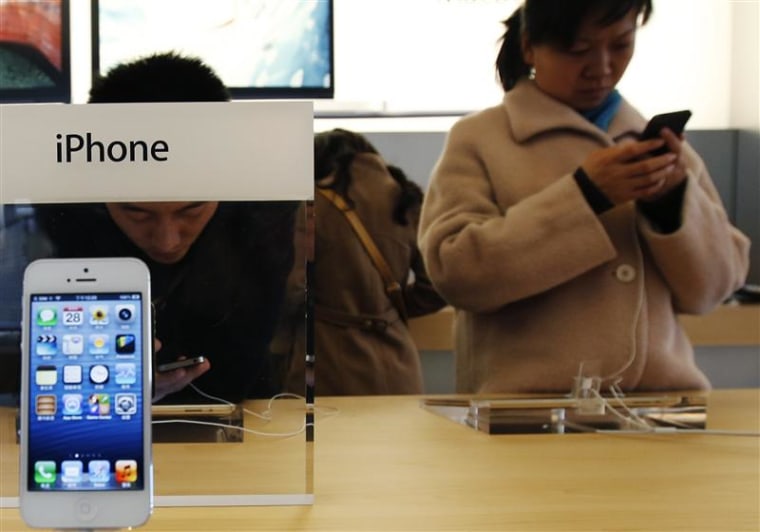 Visitors try the iPhone at an Apple Store in Beijing March 28, 2013. REUTERS/Kim Kyung-Hoon