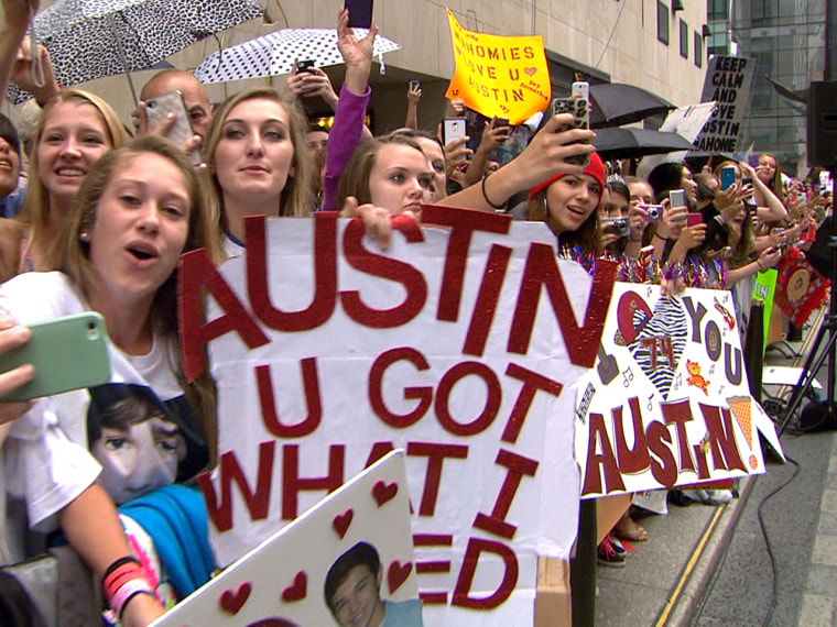 Fans broke out the signs Monday morning to support Mahone.