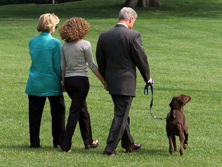 WASHINGTON, :  US President Bill Clinton (R), First Lady Hillary Clinton (L), and their daughter Chelsea (C) depart 18 August the White House in Washi...