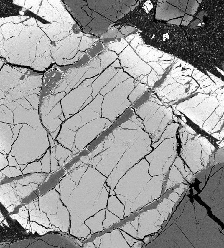 An electron microscope image showing the 700-million-year-old Martian clay veins containing boron (100 µm equals one tenth of a millimeter).