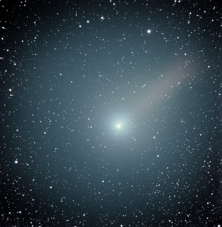 Comet Hartley 2 exhibits a green coma as well as a reddish tail in this picture from British astrophotographer Nick Howes.