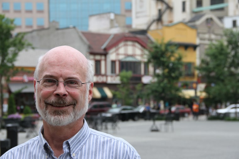 John Davis is a devoted fee fighter who not only dropped his $100-a-month pay TV bill, but made good use of his old rooftop dish -- he turned it into a TV antenna.