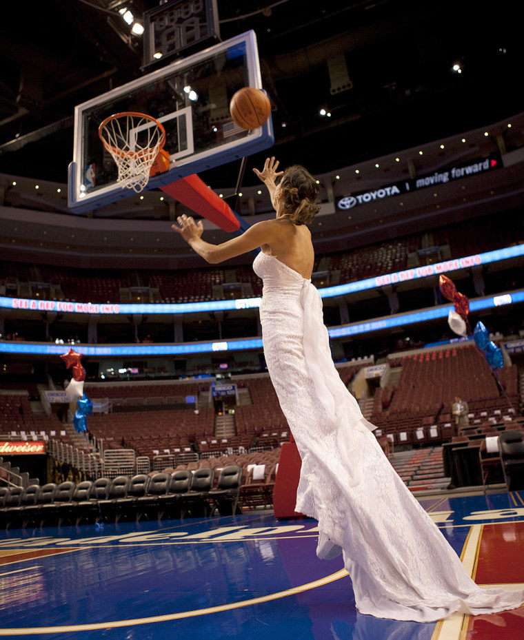 Jennifer wore the dress on the Philadelphia Sixers' basketball court.