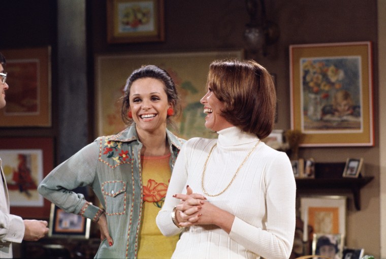 Actresses Valerie Harper, left, and Mary Tyler Moore in 1975.