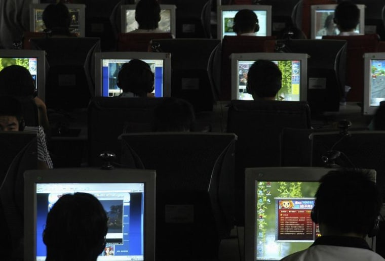 People use computers at an Internet cafe in Changzhi, north China's Shanxi province June 20, 2007. REUTERS/Stringer