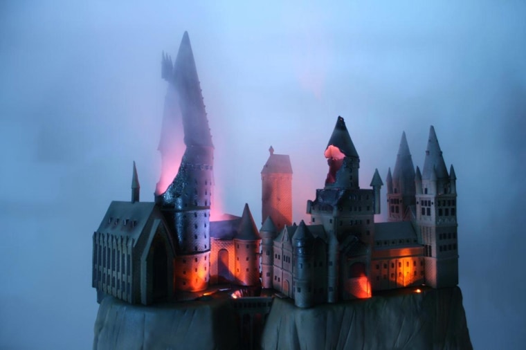 Duff Goldman crafted a spooky-looking Hogwarts cake for the latest \"Harry Potter\" premiere.