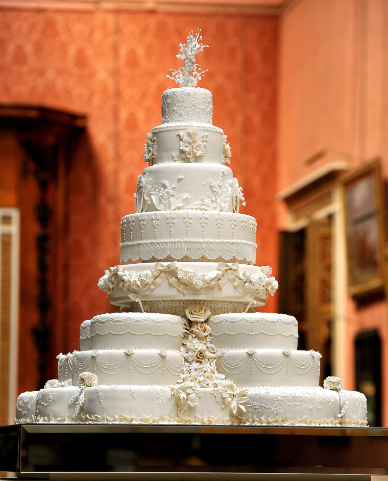 The eight-tiered confection features almost 900 frosting flowers.