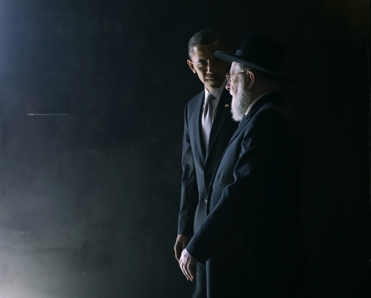 Obama walks with Rabbi Israel Meir Lau in the Hall of Remembrance at Yad Vashem.
