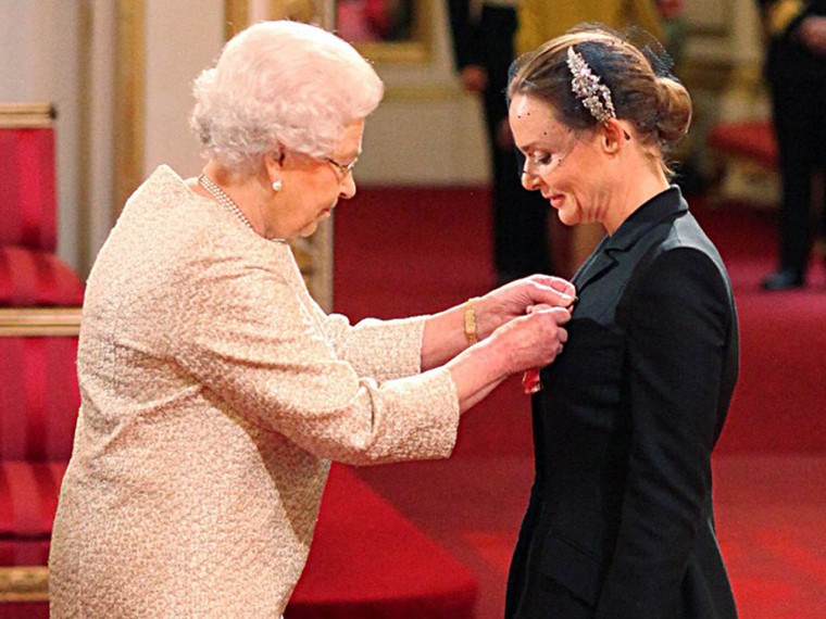 Fashion designer Stella McCartney receives her Officer of the British Empire  (OBE) medal from  Britain's Queen Elizabeth II during an Investiture ceremony at Buckingham Palace in London on March 26, 2013. 