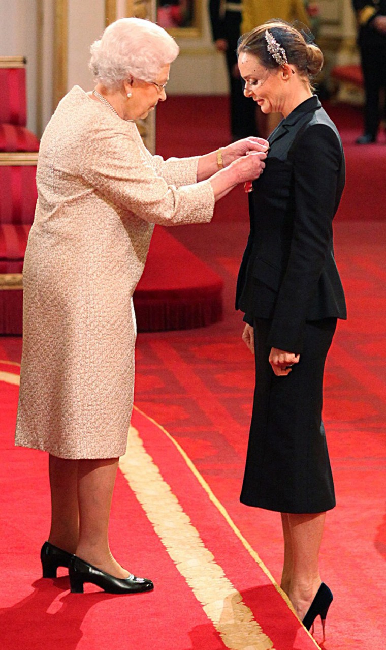 tella McCartney receives her Officer of the British Empire (OBE) medal from Britain's Queen Elizabeth II at Buckingham Palace. Her father, Sir Paul McCartney of the Beatles, received an OBE in 1965.