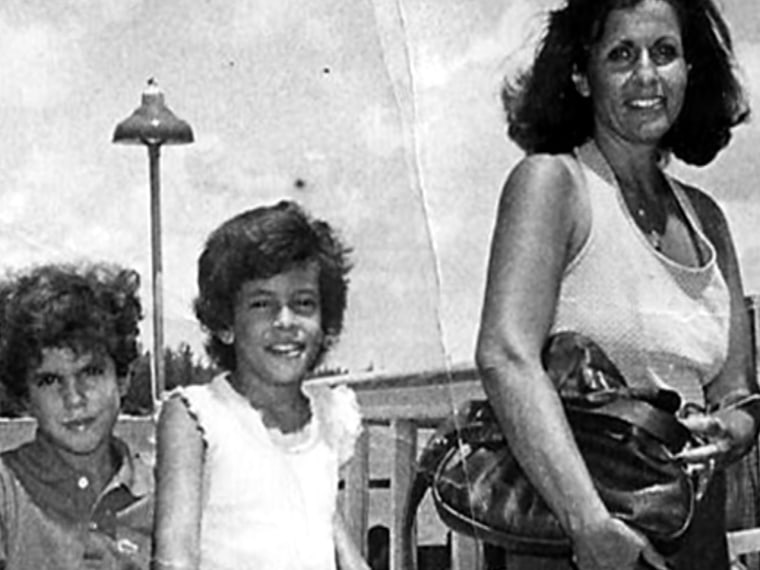 Hoda Kotb, her mom and sister.