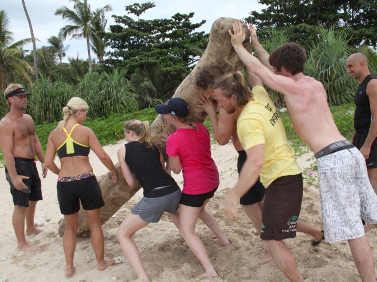 Thailand MovNat Retreat attendees team lift a log as Master Instructor Vic Verdier (Right) looks on