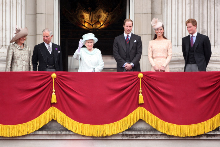 LONDON, ENGLAND - JUNE 05:  Camilla, Duchess of Cornwall, Prince Charles, Prince of Wales, Queen Elizabeth II, Prince William, Duke of Cambridge 
Cath...