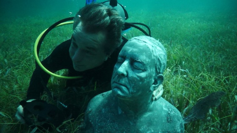 Image: Kerry Sanders poses under water with his sculpture