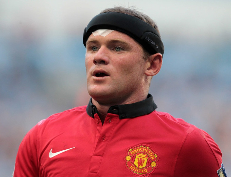 epa03879231 Manchester United's Wayne Rooney wear a protective head guard after a previous injury during their English Premiership league soccer match...