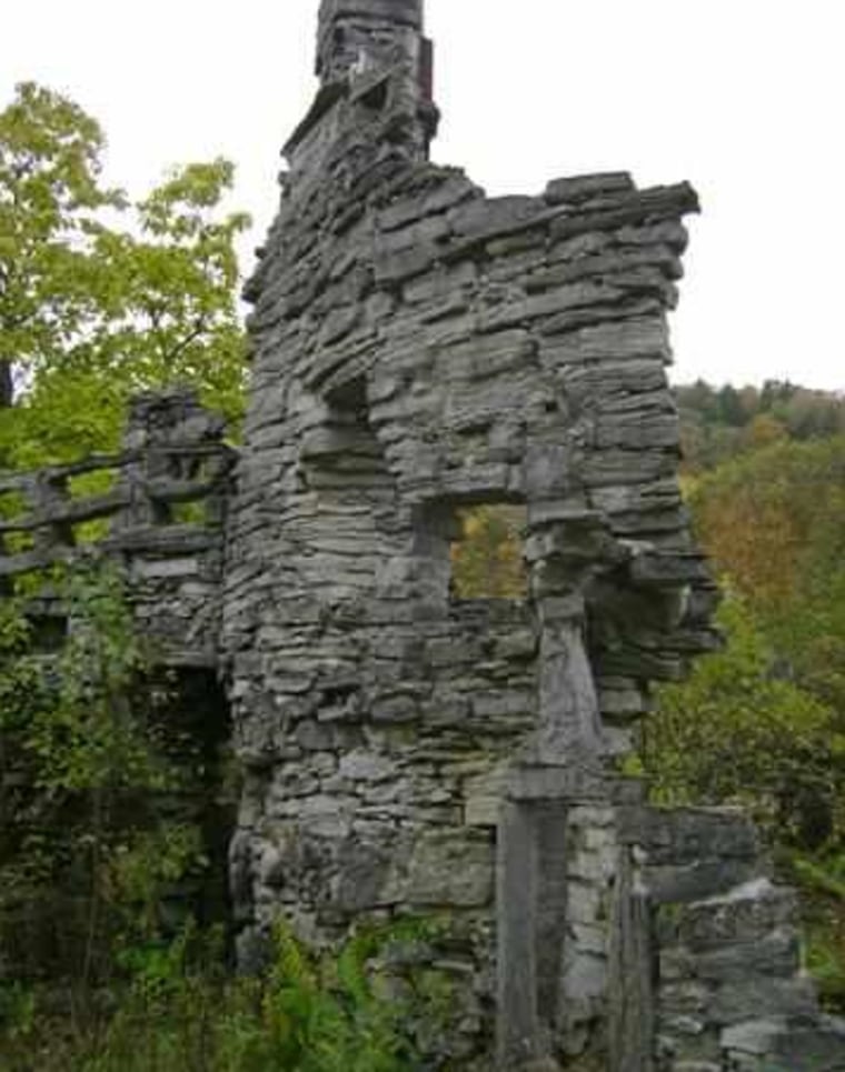 The Helderberg castle was built in 1935. The property contains church ruins, tower ruins and the ruins of the original home.