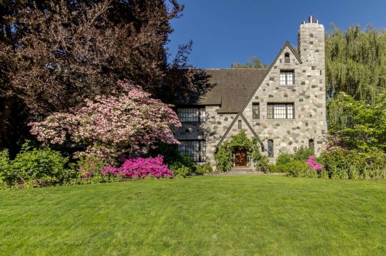 Craigmuir Castle, situated in central Washington's apple country, took seven years to complete and is made of chiseled granite and wood timbers.