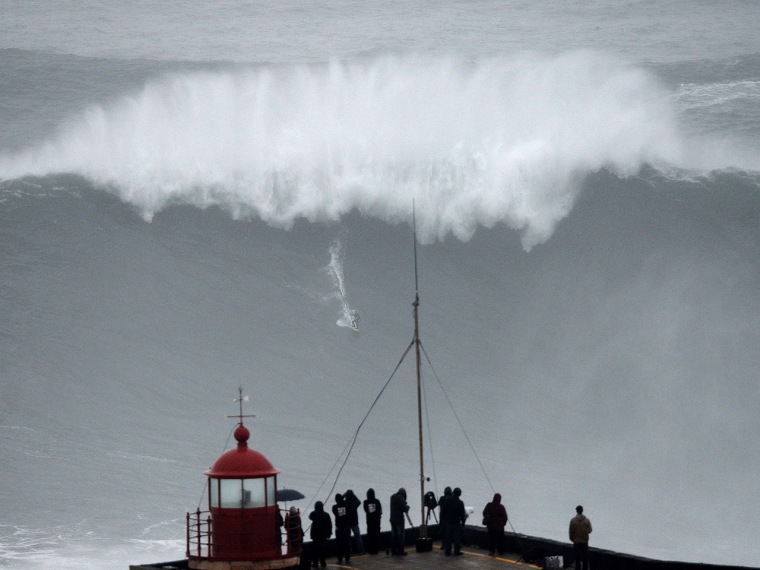 TOPSHOTS

Brazilian big wave surfer Carlos Burle rides a wave in Nazare, central Portugal, on October 28, 2013.  AFP PHOTO/ FRANCISCO LEONGFRANCISCO L...