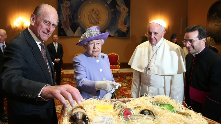 VATICAN CITY, ITALY - APRIL 03:  Queen Elizabeth II and Prince Philip, Duke of Edinburgh, have an audience with Pope Francis, during their one-day vis...