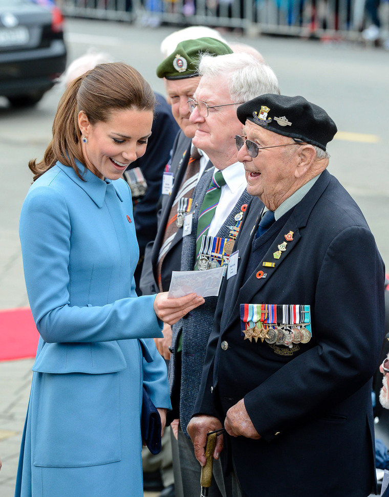 epa04161147 Britains Catherine, Duchess of Cambridge talks with war veterans after a wreathlaying ceremony in Seymour Square, Blenheim, New Zealand, 1...