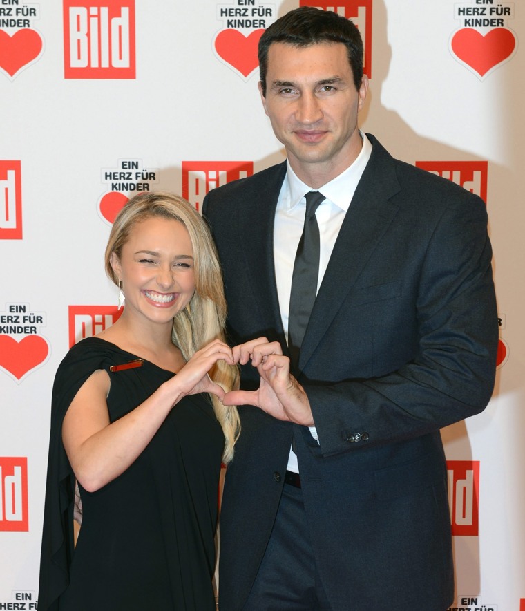 epa03981330 Boxing world champion Wladimir Klitschko (R) and his fiancee, US singer and actress Hayden Panettiere joke for the photographers as they a...