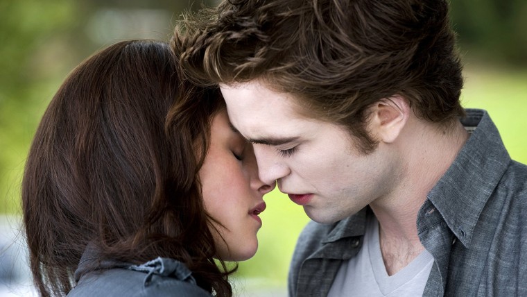 Actors Kristen Stewart (L) and Robert Pattinson, stars in the new film "The Twilight Saga: New Moon", are shown in a scene from the film in this undat...