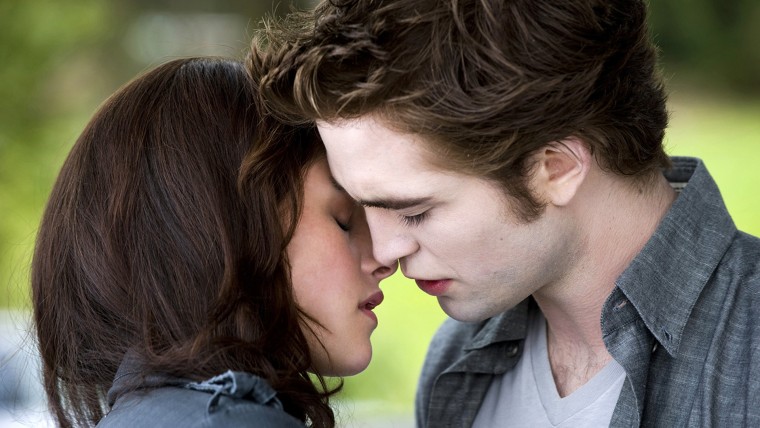 Actors Kristen Stewart (L) and Robert Pattinson, stars in the new film \"The Twilight Saga: New Moon\", are shown in a scene from the film in this undat...