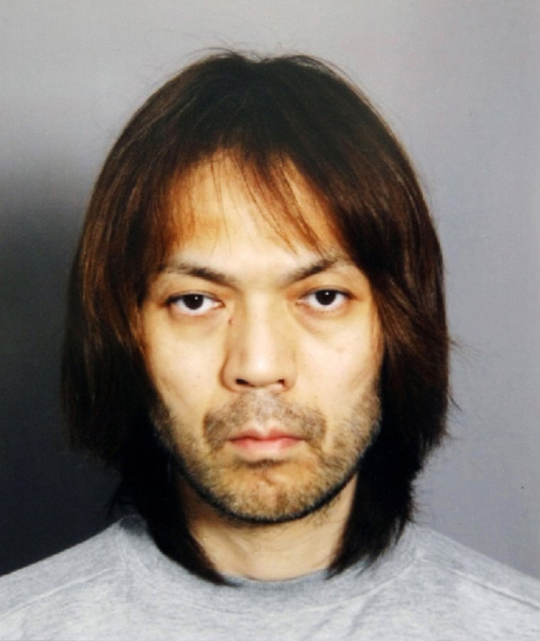 Makoto Hirata, a former senior member of doomsday cult Aum Shirikyo, gave himself up to Tokyo police on Dec. 31, 2011. Hirata's trial began on Thursday.