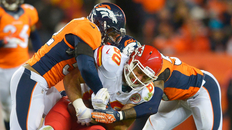 Kansas City Chiefs tight end Anthony Fasano (80) is tackled by Denver Broncos middle linebacker Wesley Woodyard (52) and outside linebacker Danny Trev...