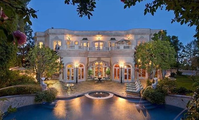 The outside of this Beverly Hills mansion gives a grand impression.