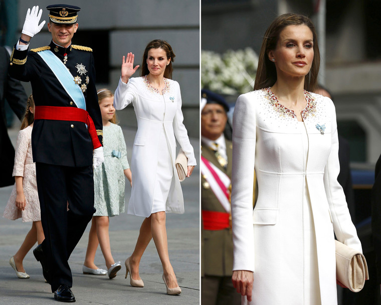 Image: Queen Letizia at the royal coronation wearing a stunning white outfit.