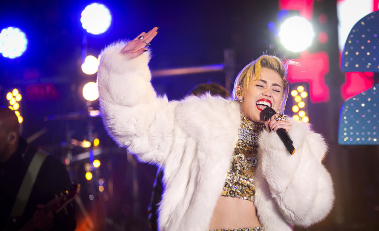 Singer Miley Cyrus performs during New Year's Eve celebrations at Times Square in New York, December 31, 2013. REUTERS/Carlo Allegri (UNITED STATES - ...