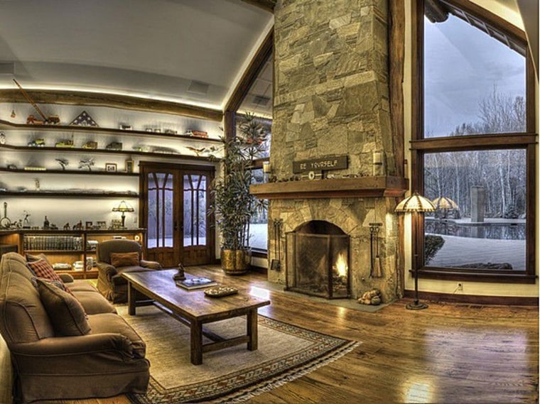 Bruce Willis' Idaho lakefront mansion features six bedrooms, seven baths and a living room with a vaulted ceiling.