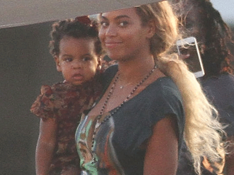 Beyonce Skips Shoes While Boarding Plane With Blue Ivy