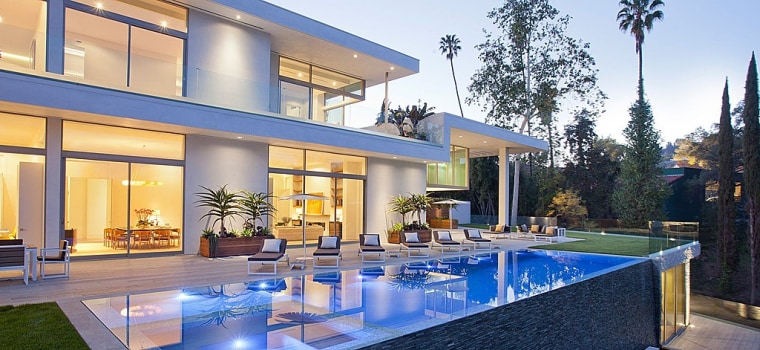 This high-end Los Angeles home features walls of glass and an infinity pool.