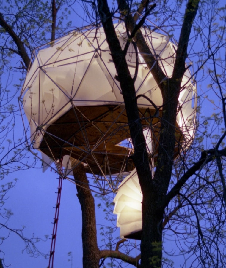 O2 Treehouse’s Leaf House in Pewaukee, Wis., is known as the “floating lantern” because of its striking silhouette against the night sky.