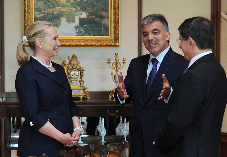 US Secretary of State Hillary Clinton  (L) Turkey's President Abdullah Gul (C) and Turkey's Foreign Minister Ahmet Davutoglu (R) chat before a meeting...