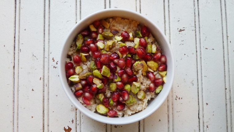 Oatmeal with pomegranate and pistachios