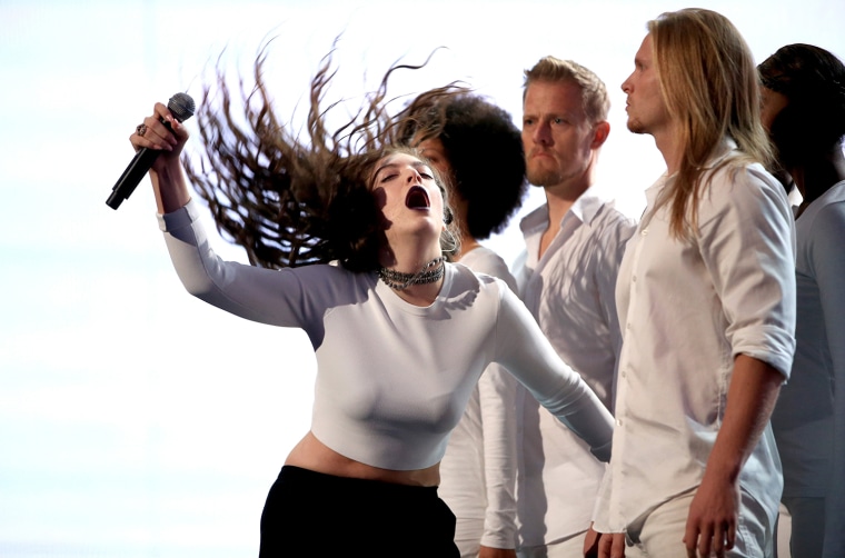 Lorde rocks out at the AMAs.